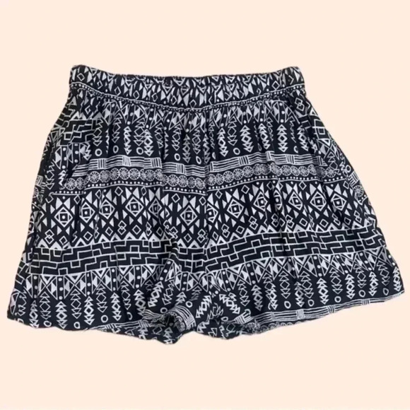Super Soft & Stretchy! DIVIDED H&M COASTAL SHORTS WOMEN’S SIZE 6 - Picture 1 of 12